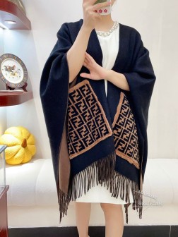 专柜官网同步发售！FENDI 限量款斗篷披肩重磅！！纯羊绒打造！！此款FF披风是Fendi芬迪秋冬限量新款！添加标志性皮草设计，超大羊剪绒口袋的装饰，更具气场！！！专柜也是刚上架的新品！售价2w＋，芬迪的斗篷设计非常显腿长！！可以用为披风，斗篷，上衣！造型功能很强大！实物真的很赞！！！工艺难度非常大！！！整体也很厚实，对原材料要求很高！厚而柔软！！！布标上的产品信息都是和官方信息一致的！很重工的设计！！尺寸