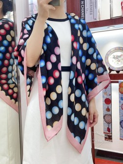 CHANEL【圆圈拼色 】羊绒方巾 抢 VIP推荐 下手一定要快【高端 大爱 纯羊绒 婴儿触感舒服到飞 女人尤物 货极少 四季都可以用 真心美的让人非常非常心动 上身效果简直美翻了 品质非常完美 整个围巾给人大牌气场的同时又非常精致秀丽 绝对值得入手的新款 实物一拿到就会庆幸自己是女人的绝美好货 值得品鉴 完美气质品味Ditails首选 VIP们 上 尺寸：cm。丝绒款