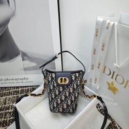 DIOR DIOR 老花系列 薯条包这款包的颜值简直逆天了!它延续了经典 薯条包的可爱造型。精致的皮革材质,触感细腻柔软,质感十足。包身上的迪奥标识低调又奢华,彰显着品牌的魅力 。而且它的容量也很可观哦,日常出门的小物件都能轻松装下。无论是搭配休闲装还是正式服装,它都能完美适配,瞬间提升整体造型的时尚感与高级感 。背上它,你就是街头最靓丽的风景线。size:17 x 18 x 8 cm