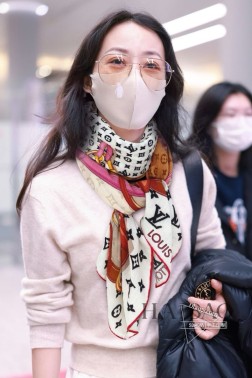 羊绒方巾 真心赞 【L肩带花卉】Flower And Straps羊绒方巾以摩登笔触融汇经典元素，围绕中央大号Monogram 花卉呈现肩带、链条、行李牌和弹簧扣图案的繁复交织，彰显品牌制箱传承。Monogram和Damier图案共同融入瞩目背景。强烈推荐手慢无 价格真心好，这个size不大不小特别好搭配，品质超级好 拿到手就会懂的高端品质，高端细节所见即所得 重磅巨献 VIP客户必入推荐 cm %羊绒方巾