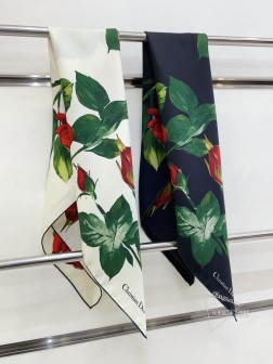 【双面同色】高级感爆棚 CD DIOR【玫瑰 花朵 90】高级时髦风 配色非常考究,图案匠心,上身简直美得太惊艳了 融入日常的单品,可以搭配很年轻的穿搭方式。它足以让任何一件平庸的服装变得惊艳无比,有着丰富搭配功能 柔软.手感,光泽感,卷边都做的非常好,定制级面料.赋予了围巾更非常容易造型.简单的搭配却给人非常舒适有品味的大牌感…推荐 9090cm顶级斜纹真丝方巾