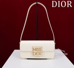 迪奥 Miss Dior Allover尺寸:22 x 11 x 6 厘米(长 x 高 x 宽)可收纳 1 部手机、1 个钱包和唇膏 这款 Miss Dior 翻盖手袋于迪奥二零二四秋冬成衣系列发布秀上全新亮相重新诠释 Dior 经典款式的现代优雅气质。采用粉色绗缝牛皮革精心制作饰以本系列经典的 Miss Dior Allover 图案灵感源自马克·博昂 (Marc Bohan) 的 Dior 设计档案以现代风格全新演绎  年代时尚风格。搭配对比鲜明的复古金色饰面时尚金属饰牌饰以 Miss Di