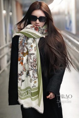  G家专柜新款【D墨西哥花卉长巾】羊绒长巾 美翻了[流泪]御用殿堂级极品 新款专柜在售 经典logo图案印花设计风格 美丽至极 真的 上身极为衬肤色 百搭 好看不好看自己看吧 尺寸xcm ，%顶级纯羊绒