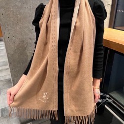 Lv超级中意非常稳 我们的男款围巾且买且珍惜~~男款真的很少，一年也就出几款，都是出口订单所以比较难遇。男人的东西讲究少而精，好看的男款一定要收！这款LV男士围巾，款式很有男性魅力，是男款里非常Classical的设计，经典大方 面料采用的是客供的羊绒，超级无敌软糯糯，细腻柔软度都非常的好，上身效果无敌好看 大气简约，超级好看的男神配色，任何男生都会喜欢的款吧，老花非常精致的点缀，有质感不张扬~尾单余一丢丢福利大家~ 羊绒，规格30cm搭配正装或者搭配休闲装都很合适~对折挂围或者绕圈围都完全可以