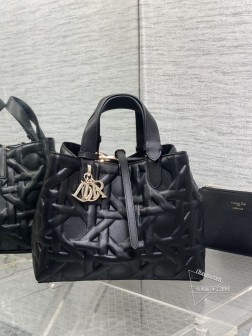 DIOR Toujours最新秋冬系列,不要太帅,极具设计感的几何图案,上身又美又飒,轻松拿捏时髦感,超大菱格的设计,搭配经典的字母配饰,摩登时尚感十足,小牛皮材质高级感满满,别具一格的扣饰扣合时侧面可折叠,容量非常nice,还贴心的配有一枚内袋,方便收納小物品哦size28.51921cm