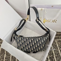 迪奥 这款 D-Journey 手袋质地柔软以摩登设计全新演绎水饺包廓形。采用蓝色 Oblique 印花面料等材质精心制作主隔层内设有一个拉链口袋两个侧面装饰性口袋搭配大号皮革拉链头,饰以 Christian Dior Paris 标志。中号款式,搭配可调节顶部皮革手柄和皮革肩带,可手提、肩背或斜挎,是日常造型的理想之选。尺寸33x16x15cm