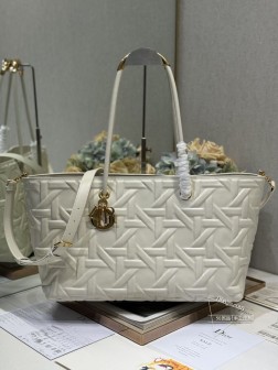 迪奥 Dior Toujours 大号手袋〔白色压菱格〕这款Dior Toujours 手袋于二零二三春夏系列发布秀精彩亮相休闲实用的设计别具一格.采用白色牛皮革精心制作饰以 Graphic 藤格纹图案以 3D 效果的时尚版本全新演绎 Dior 的经典图案。彰显现代魅力宽敞的内部隔层可整齐收纳各种日常用品,硬挺的顶部手柄搭配复古饰面金属装饰提升格调,可轻松手提. 搭配 调节皮肩带 型号:购物袋尺寸:41 X25.5 X15 cm