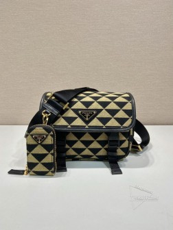 Prada普拉达 2VD034 刺绣邮差包 Saffiano皮革+刺绣织物 一比一