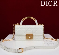 迪奥 Dior Ange 手袋是二零二四秋季成衣系列新品以优雅时尚的美学风格开启 Dior 的全新款式尺寸:20 x 12 x 5 cm 长 x 高 x 宽肩带长度:53 厘米采用奶白色牛皮革精心制作饰以超大藤格纹缉面线硬挺的复古金色饰面金属顶部手柄镌刻以 Christian Dior Paris 标志翻盖饰以树脂珠饰点缀的 CD 扣环。缝有三角形衬料的廓形搭配两个宽敞的隔层和一个插袋可收纳各种日常用品。迷你款式,设计高雅可调节、可拆卸的链条肩带由点缀以树脂珠饰的金色饰面金属 CD 链环组成可手