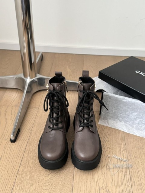 Chanel 24K新品双C短靴原版11复刻 经典中的经典无论搭配裤装还是裙装都是完美小圆头的设计很 1021