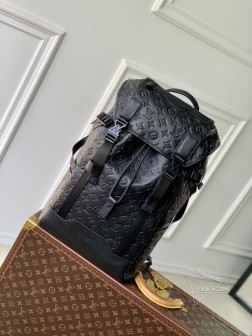 LV M24776 Getaway 双肩包 黑色压花 Monogram Shadow 牛皮革