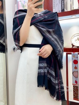 【 百搭时尚又充满高端气息~Burberry新款金属感专属标志格纹围巾！】赋予信手拈来的自信气质，Burberry官网最新款，选用羊毛和丝质混纺面料，质地非常柔软轻盈，饰有以金属感纱线织就的品牌专属标志图案，在光影下微微璀璨非常高级好看，显白显气质！！日常任何场合，日常任何人，任何气质，任何身材围都美美的，无敌超值！！！时髦中包含淡淡的知性，淡淡的雅致，亦正亦闲，很随意就能穿出气质。尺寸规格：70cmcm，特殊面料成分：31%黏胶纤维，30%桑蚕真丝，30%羊毛，9%金属丝。两个色。