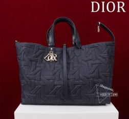 DIOR 9283大号尺寸:37 × 20 ×28.5 厘米(长 x 高 x 宽)可收纳 2 个钱包1 部手机2 个卡夹太阳眼镜和唇膏等等…大号 Dior Toujours 手袋「菱格」这款 Dior Toujours 手袋休闲实用别具一格。饰以 Graphic 藤格纹图案,以 3D 效果的时尚版本全新演绎 Dior 的经典图案。宽敞的内部隔层带有配套小袋可整齐收纳各种日常用品。设有纤细皮革系带开合可安全收纳各种物品另有 CD Lock 字母 D 旋钮式扣环可调节两侧,提升格调。皮革手柄带有可调