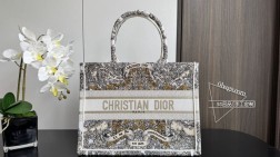 DIOR 新款 金线图腾 这款 Book Tote 手袋由 Dior 女装创意总监玛丽亚·嘉茜娅·蔻丽 (Maria Grazia Chiuri) 设计,是体现 Dior 美学的主打产品。采用奶白色面料等材质精心制作,通体饰以彼得罗·鲁福 (Pietro Ruffo) 设计的金色调 Millefiori Unicorn 图案刺绣,以充满诗情画意的花卉设计展示来自苏格兰神话的独角兽符号,可收纳各种日常用品。中号款式,正面饰以 Christian Dior Paris 标志提升格调,彰显 Dior