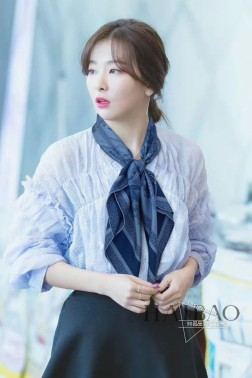 专柜同步上新 Dior最最新的专柜主打【D丛林动物双面双色真丝90】真丝方巾，热带雨林系列 度假及日常都非常好搭配的款 订单私流 】一看到就想去度假 平时穿搭也非常好搭配，整个人看起来都会神采奕奕 好多不用多说，细节品质都看得清楚，绝对获赞的高规格品质 9090cm，%18姆米桑蚕丝，手工卷边