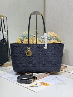 DIOR Dior Toujours 小号手袋〔牛仔布压藤格〕这款Dior Toujours 手袋于二零二三春夏系列发布秀精彩亮相休闲实用的设计别具一格.采用蓝色牛仔面料等材质精心制作饰以 Graphic 藤格纹图案以 3D 效果的时尚版本全新演绎 Dior 的经典图案彰显现魅力宽敞的内部隔层可整齐收纳各种日常用品硬挺的顶部手柄搭配复古饰面金属装饰提升格调,可轻松手提. 搭配 调节皮肩带 型号:购物袋尺寸:37 X22 X12cm