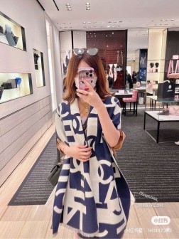 CHANEL专柜最新款 火爆来袭 顶级双层色织工艺 此工艺只有纯正代工厂才有的工艺 专柜原版紫外线加热感应双防伪吊牌%顶级丝羊绒 围巾 高尖端产物 时尚大牌颜色超正 超级柔软保暖亲肤，简单的素色非常大气 .. 真的是臻品罕见. 大尺寸长巾 绝对是手慢无的高端精品 戴着它可以放心的去各大专柜遛弯哦 40cm