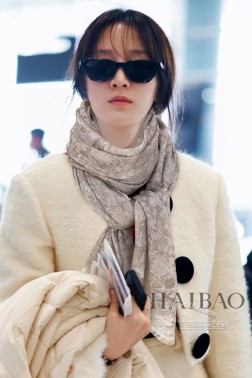  LP极品原单【LP腰果印花长巾】 高尖端产物 重磅呈现 ，绝无仅有 史无前例 %纯山羊绒 暗纹提花 手感好到爆 绝对又是一款手慢无 工艺上采用的是进口支纯羊绒暗纹格子结合彩边点缀，非常显档次，低调中带着小奢华。尺寸90cm %进口纯羊绒织就