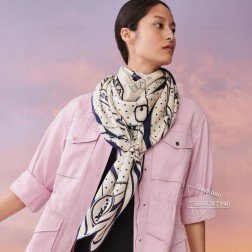 羊绒新款 买了都说好看 推荐 【清晨漫步】双面同色羊绒方巾，顶级工艺超值 爱马仕专柜爆款 立体呈现图案纹路实物档次极高 特殊工艺高端研发惊艳问世 特殊尖端工艺处理 受到白富美的喜欢 无论是品质 款式 价格都令大牌控的她们尖叫 超高性价比 绝对值得入手 尺寸：cmcm，70%羊绒+30%真丝