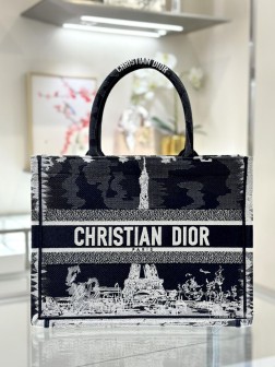 迪奥 【CD-BOOK TOTE 36】『CD巴黎铁塔黑』Tote 最新巴黎铁塔系列黑白对比的绘图好迷人精美感跃然于包面爱意满满的如梦如幻元素独特的像素风让整个包非常亮眼超大容量的设计凹造型神器 随手拎着就能给日常造型增添一份浓郁的艺术气息容量也是妥妥的中号尺寸:36.5 28 17.5