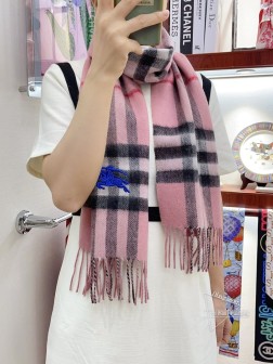 低调的奢侈感 极品柔美精英高手级别的时髦感围巾 这款Burberry羊绒羊毛混纺围巾，越看越爱，越看越时髦，越看越喜欢 这种工艺和配色一看就知道不是一般的大工厂的，非常非常喜欢这种高手级别的时髦感，有态度的时髦人一定会喜欢。年轻，时髦，自信，有态度。很美！这样的设计更舒展，更高级，更大气，更加经得起推荐 采用每年开春采集的阿尔巴斯纯种绒山羊腹部绒尖为原绒生产，这种羊绒的特点就是，即便经过人类工艺的加工，仍最大程度的保留了原绒的本质，会有特殊的肌理纹 围巾握在手里就跟握着云朵般的仍空气绵绵感 真的