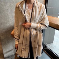 新款 搭配利器 香奈儿系列货 专供vi产品 顶级苏格兰进口绵羊毛 纹路织法使围巾赋有弹性且柔软亲肤 无比的高贵优雅 知性的款式 简洁大气的设计 绝对的不是花里胡哨的款式 绝对的是小众产品 不是谁都懂的它的好 绝对的品味生活的首选搭配饰品 识货者必入。休闲风格搭配必备哦！[色][色][色]外行请绕道 50 %绵羊毛