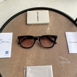 2024最新款Gauss 系列 Gauss型号为GENTLE MONSTER2024光学系列BOLD产品。该系列以全新视角诠释光学廓形，呈现出独具先锋感与未来感的设计风格。镜框采用板材材质。方形前框自带质感，恰到好处的颜色搭配为产品增添了深邃感与现代感。镜腿线条平滑流畅，末端自然收窄。BOLD特有标识巧妙融于镜框与镜腿之中，精致细节尽显品牌独特审美正面 146.9mm, 镜脚 148.2mm宽度 49.3mm, 高度 39.7mm鼻梁 24mm秘特殊渠道货源秘㊣配图片2024最新白色独家全套包装