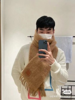 【 Loewe超美新款马海毛围巾！超级推荐入手！】质感好货！罗意威主打的马海毛围巾~据说超难买哦！！打了好多次版！终于出货 最接近原版 进出专柜无压力 做工非常精致，很有分量，我们的价格真的超级值！这个围巾最大的感触就是超级柔软舒服，并且很有空气蓬松感！！！马海毛特殊工艺特有的质感真的太美了！数量有限，不保证随时有货~只要经济允许，任意收！！狂不挑人，狂气质！谁围谁有气质！！真的希望大家不要错过这样的款式。 23 g 50%马海毛 48%羊毛 2%锦纶