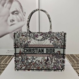 迪奥 2024 TOTE 冬季淡雅繁花的浪漫、太阳神图腾的刺绣都是对美的独特诠释 ,都展现高级独到的风格,恰到好处的尺寸时尚与实用完美结合~随手拎着就超美哒~图片为中号尺寸尺寸 . .