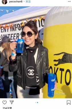 到货 升级版 不要问我为什么贵 看品质 Chanel CHANEL薄款丝绒长巾（吴昕 、古力娜扎同款）衣橱必收纳款这款如同绿水鬼般在专柜不加价是买不到的一款，经典简约黑白双C大Logo精致刺绣 双C应该是女生优雅气质时尚的代名词吧材质：70%的羊绒+30%的真丝！sizexcm