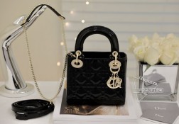 DIOR mini lady 黑色漆皮金扣系列手袋集中体现了品牌对典雅和美丽的深刻洞见。采用黑色漆皮牛皮革精心制作,以藤格纹缉面线打造醒目的绗缝细节,时髦典雅的设计经久不衰。饰以标志性的浅金色饰面金属吊饰,为精美的轮廓增添一分灵动。这款迷你Lady 手袋搭配可拆卸的链条肩带,可手提、肩背或斜挎,是晚装的理想伴侣。·可拆卸链条肩带·内部拉链口袋·可随心搭配其他刺绣肩带内含防尘袋尺寸: 17157cm#  三格黑色漆皮