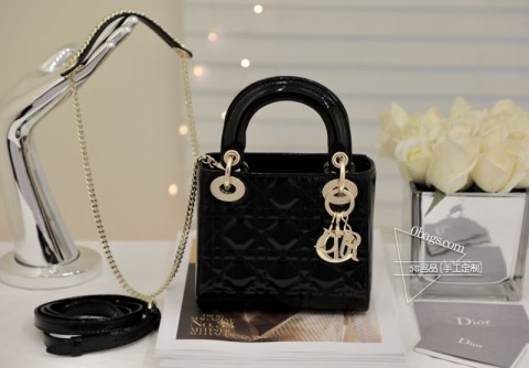 DIOR mini lady 黑色漆皮金扣系列手袋集中体现了品牌对典雅和美丽的深刻洞见。采用黑色漆皮牛皮革精心制作,以藤格纹缉面线打造醒目的绗缝细节,时髦典雅的设计经久不衰。饰以标志性的浅金色饰面金属吊饰,为精美的轮廓增添一分灵动。这款迷你Lady 手袋搭配可拆卸的链条肩带,可手提、肩背或斜挎,是晚装的理想伴侣。·可拆卸链条肩带·内部拉链口袋·可随心搭配其他刺绣肩带内含防尘袋尺寸: 17157cm# 三格黑色漆皮