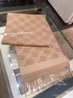 【 FENDI 芬迪最新款围巾，超温柔洋气的双面设计！！】感觉这个比以往的设计都更显年轻更显温柔更气质有木有！！感觉她能与一万件上衣匹配在一起，米驼色羊毛和羊绒双面围巾设计，一面饰FF Karligraphy反差感提花图案，另一面则为纯色设计！实实在在的日常时髦款，面料通过清泉水中浸泡涤荡，再采用起绒草拉绒工艺，打造出超级柔软触感。38的尺寸，超级无敌赞的任意玩转各种系法！！超级显瘦高级显时髦，主要还是设计好，特别显质感，加上这样的薄厚度适中上身可以很有型！是利用率相当高的一款围巾！！尺寸规格：