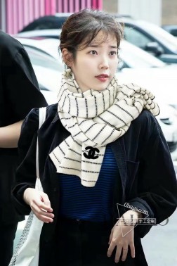  香新款【双C条纹针织长巾】 美翻了[流泪]御用殿堂级极品 新款在售 进口纯羊绒时尚棋盘格镶边针织毛线 美丽至极 真的 上身极为衬肤色 百搭 好看不好看自己看吧 围巾尺寸80cm，%精选纯羊绒，送礼 首选佳品