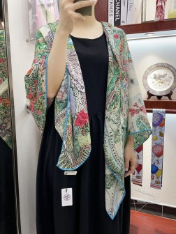 专柜同步 Hermes家买了都说好看【自由万岁 】 推荐 顶级工艺超值 爱马仕专柜爆款 羊绒方巾 立体呈现图案纹路实物档次极高 特殊工艺高端研发惊艳问世 特殊尖端工艺处理 受到白富美的喜欢 无论是品质 款式 价格都令大牌控的她们尖叫 超高性价比 绝对值得入手 70%山羊绒+30%真丝，尺寸：cmcm