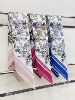 【双面同色】高级感爆棚 CD DIOR【花朵 元素90】高级时髦风 配色非常考究,图案匠心,上身简直美得太惊艳了 融入日常的单品,可以搭配很年轻的穿搭方式。它足以让任何一件平庸的服装变得惊艳无比,有着丰富搭配功能 柔软.手感,光泽感,卷边都做的非常好,定制级面料.赋予了围巾更非常容易造型.简单的搭配却给人非常舒适有品味的大牌感…推荐 9090cm顶级斜纹真丝方巾