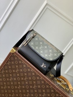 LV M12615 Pulse 邮差包 | 粒面皮革 + Monogram 帆布