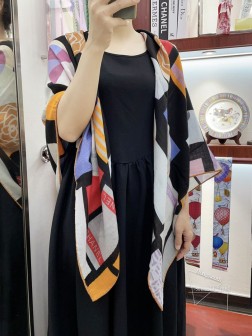 CHANEL【LOGO圆圈 】羊绒方巾 【高端 大爱 纯羊绒 婴儿触感舒服到飞 女人尤物 货极少 四季都可以用 真心美的让人非常非常心动 上身效果简直美翻了 品质非常完美 整个围巾给人大牌气场的同时又非常精致秀丽 绝对值得入手的新款 实物一拿到就会庆幸自己是女人的绝美好货 值得品鉴 完美气质品味Ditails首选 尺寸：cm，70%羊绒+30%真丝