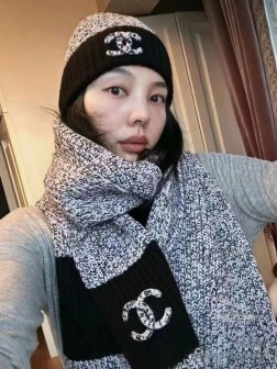 【羊绒厚款】超酷的CHANEL来了！香家少有的又甜又辣风，老友闭眼入，别犹豫，犹豫绝对就断货了了！我自己超爱的，通勤休闲都够用，如果冬天只打算买一条围巾，就它直接冲！30cm，%羊绒，两色入，自留黑色！