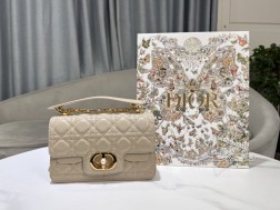 迪奥 Dior Jolie 手提包 升级版胭脂米牛皮革藤格纹编号 0068这款 Dior Jolie 手提包是二零二四春夏成衣系列新品兼具优雅气质与实用功能。采用胭脂米牛皮革精心制作饰以藤格纹缉面线,双重翻盖饰以 CD 标志提升格调点缀以白色树脂珠饰三隔层和拉链口袋可收纳各种日常用品可与日常或晚装造型搭配。小号款式,搭配可拆卸手柄与可拆卸链条肩带肩带由皮革带和 CD 标志链环组成饰以白色树脂珠饰,可舒适手提、肩背或斜挎。尺寸:22 x 14 x 8 厘米(长 x 高 x 宽)CD 扣环正面饰以白
