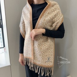 爆款上新 情侣款 LV 独家牛货 奢华尽在尺寸之间，高端品质 具有超高羊绒品质才会被此品牌青睐 这种精品是市场上及其少见的围巾针织，真是超级高端货 只有这种大品牌才会拥有 每色都是大爱每色都留.卖一条少一条的好货 %进口羊绒 尺寸：32