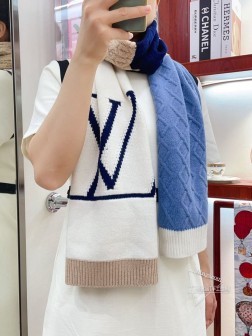 【加厚针织款】怒赞推荐 高端款~超级无敌软糯的男士羊绒围巾 LV家ZG同步在售，这个价格真的无敌超值！亲妈价格回馈~买到绝对值 L家非常正的男士围巾~面料大爱，双面的羊绒纱线真的清晰干净，握在手里绒感真的超级无敌舒服！非常柔软很Man的风格，上身效果无敌好看 大气简约，两面都可以围，任何男生都会喜欢的款吧，有质感不张扬 拍照过程中已经多次被面料质感和撞色的效果迷倒。老花非常精致的点缀，有质感不张扬~尾单余一丢丢福利大家~ 手感非常柔软舒服 男女通用款式，%羊绒，规格30cm搭配正装或者搭配休闲装