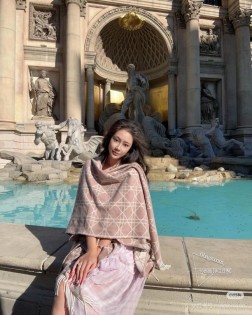 Dior新款的配色用到太多的产品上面了，不管是包包，鞋子和手袋，都是自成一派的风格。这款海军蓝色羊毛和兔毛混纺披肩重新诠释了 Dior 最初于 1967 年推出的标志性图案 Oblique 印花。对比鲜明的饰边以流苏装饰，搭配“Christian Dior”大写字母标志，提升格调。可披在肩部，是保暖而富有时尚气息的理想配饰。1 来说说颜色，依然还是“海军蓝色”这个颜色大家都知道，Dior的经典特别爱的颜色，多次的印染才得到的成果，多一份是黑少一分是蓝，细品，浅灰色，这款的浅灰，依然是我没有见过的