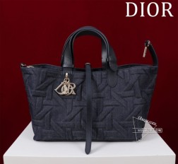 DIOR 9283号尺寸:28 × 19 × 21厘米(长 x 高 x 宽)可收纳 2 个钱包、1 部手机、2 个卡夹、太阳眼镜和唇膏这款 Dior Toujours 手袋休闲实用别具一格。饰以 Graphic 藤格纹图案以 3D 效果的时尚版本全新演绎 Dior 的经典图案。宽敞的内部隔层带有配套小袋可整齐收纳各种日常用品。设有纤细皮革系带开合可安全收纳各种物品另有 CD Lock 字母 D 旋钮式扣环可调节两侧,提升格调。中号款式皮革手柄带有可调节细节可手提或肩背。双开合设计:纤细系带和 C