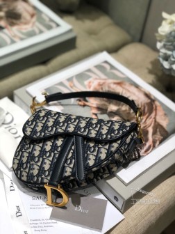 迪奥 Di0r Oblique Saddle Bag 在众多的马鞍包里这只SaddleBag是最还原马鞍的样子的所以包型十分特别,而且很有辨识度 背上身特别吸睛最大的亮点是包身上的金属装饰 不仅包盖上挂着首字母D连接包身和手柄的也是个做旧的CD字样非常精致 老花Oblique的款式近两年都是最火爆的跟之前的中古版本有所不同 时尚却保持了复古的年代感 小牛皮版本依旧高级,皮质光滑亮眼搭配各种复古肩带,别有一番味道 这次的Saddle有两个size小号可爱得不得了 大号也没有很大 两个尺寸不挑人都很