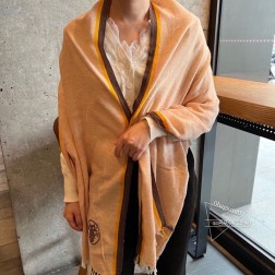 Hermes 新款 搭配利器 专供vi产品 顶级苏格兰进口绵羊毛 纹路织法使围巾赋有弹性且柔软亲肤 无比的高贵优雅 知性的款式 简洁大气的设计 绝对的不是花里胡哨的款式 绝对的是小众产品 不是谁都懂的它的好 绝对的品味生活的首选搭配饰品 识货者必入。休闲风格搭配必备哦！[色][色][色]外行请绕道 50 %绵羊毛