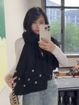 【专柜原版亮片钉珠】CHANEL羊绒长巾 顶级原单正品旷世绝美【CHANEL披肩】羊绒围巾，顶级高端货 【绝对值得珍藏 】 香奈儿绝美百搭款 专柜限量哦 有钱都很难订到 顶级进口客供山羊绒针织围巾，整条围巾全部手工订制针织，品质上乘送人自用绝对高大上 独家实物拍摄！所见所得，超正 顶级好货不等人，特殊渠道货卖一个少一个 绝对的顶级好货，任何一个细节都是专柜的节奏 70顶级进口客供山羊绒 重磅推荐