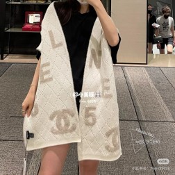  【Chanel · 香奈儿5号难得一见的针织单品，温柔配色，超级迷恋 气质低调恬静又不失优雅 】重点推荐 一秒心动啊！！！高级，奢华！永恒！不是那种过眼云烟的款式！！！最大化提升的衣品！Chanel今年新出的配色针织羊绒围巾，太好看了，会搭配的姐妹一定懂，这样的设计在秋冬季穿搭上很能提升造型气场 无可挑剔，无论完，美身材，气质，这种设计，是快速也是最大化提升衣品的利器 size：30cm 2个色