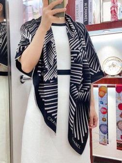 CHANEL【黑白线条】羊绒方巾 【高端 大爱 纯羊绒 婴儿触感舒服到飞 女人尤物 货极少 四季都可以用 真心美的让人非常非常心动 上身效果简直美翻了 品质非常完美 整个围巾给人大牌气场的同时又非常精致秀丽 绝对值得入手的新款 实物一拿到就会庆幸自己是女人的绝美好货 值得品鉴 完美气质品味Ditails首选 尺寸：cm，70%羊绒+30%真丝