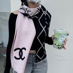  Chanel24秋冬新款24b针织围巾羊绒针织长巾 美翻了[流泪]御用殿堂级极品 新款在售 进口纯羊绒针织毛线 美丽至极 真的 上身极为衬肤色 百搭 好看不好看自己看吧 围巾尺寸30cm，%精选纯羊绒，送礼 首选佳品